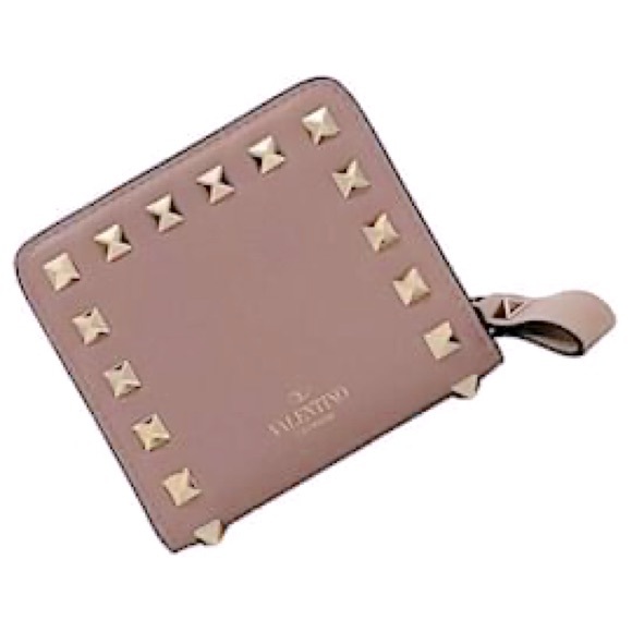 Valentino Garavani Handbags - VALENTINO GARAVANI
Rockstud Accents Leather Compact Wallet 4.5” x 4” Approxi…..